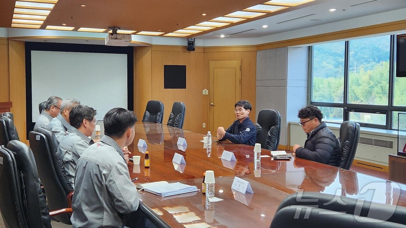 20일 고용노동부 창원지청이 사내협력사에서 대규모 임금체불이 발생한 창원의 한 조선소를 찾아 청산지도를 하고 있다.&#40;고용노동부 창원지청 제공&#41;