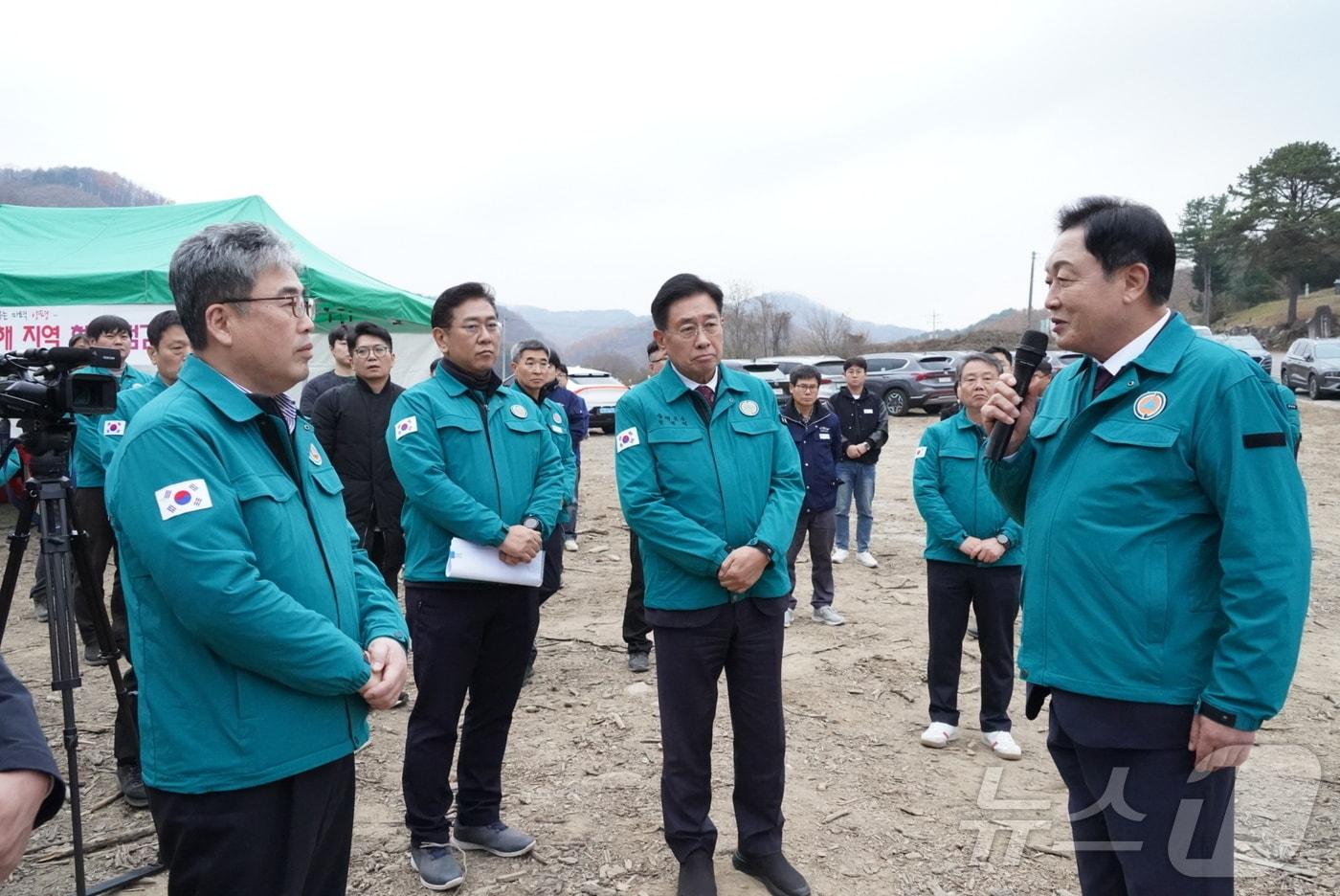 임상섭 산림청장&#40;왼쪽&#41;이 김선교 국회의원&#40;오른쪽&#41;과 경기도 양평지역 재선충병 방제대책을 논의하고 있다. &#40;산림청 제공&#41;/뉴스1