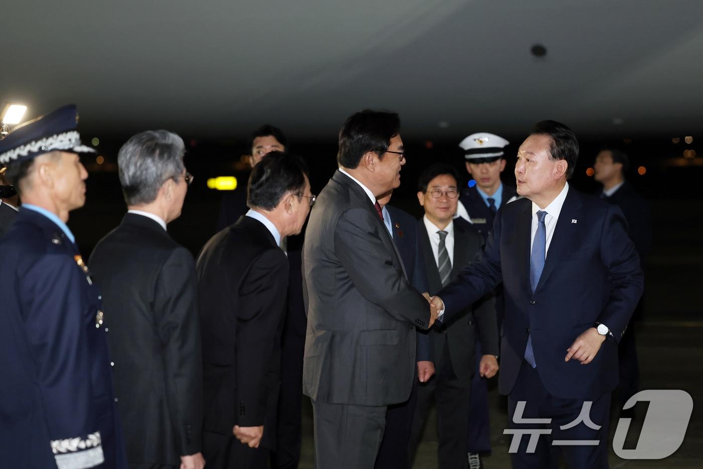 윤석열 대통령이 21일 아시아태평양경제협력체&#40;APEC&#41; 및 주요 20개국&#40;G20&#41; 정상회의 일정을 마치고 성남 서울공항에 도착해 정진석 비서실장과 인사하고 있다. &#40;대통령실 제공&#41; 2024.11.21/뉴스1 ⓒ News1 송원영 기자