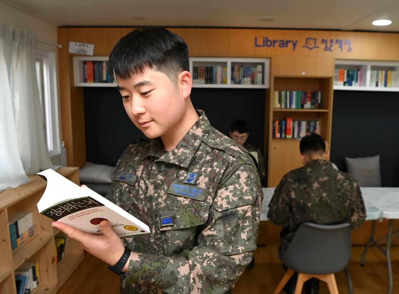 공군 군악의장대대 장병들이 청춘책방에서 책을 보고있다.&#40;공군 제공&#41;