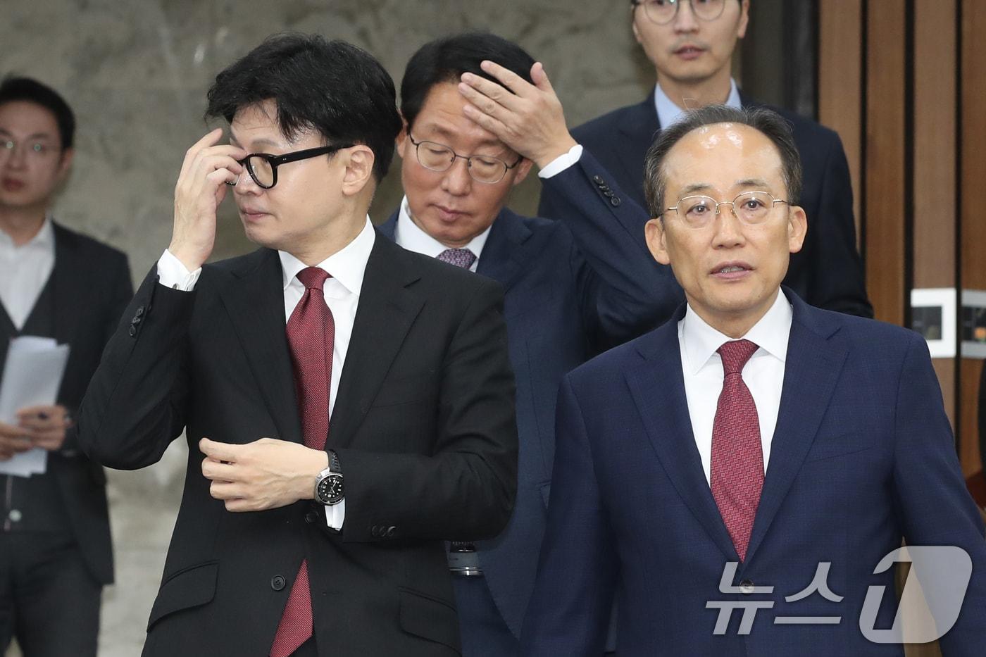 한동훈 국민의힘 대표와 추경호 원내대표, 김상훈 정책위의장이 21일 오전 서울 여의도 국회에서 열린 재정준칙 도입을 위한 긴급 정책간담회에 참석하고 있다. 2024.11.21/뉴스1 ⓒ News1 이광호 기자