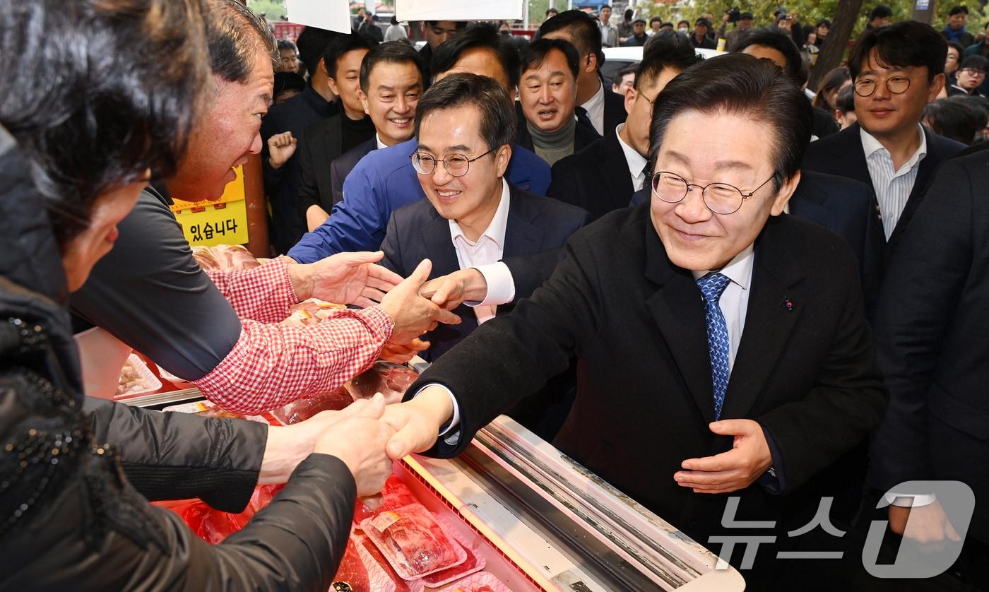 이재명 더불어민주당 대표와 김동연 경기도지사가 21일 오전 경기 수원시 팔달구 못골시장을 찾아 소상공인들과 인사를 나누고 있다. &#40;공동취재&#41; 2024.11.21/뉴스1 ⓒ News1 김영운 기자