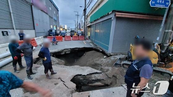 지난 8월 20일 부산 사상구 감전동 새벽시장 앞 지하철 공사 현장 인근 싱크홀 발생 현장.&#40;사상경찰서 제공&#41; 