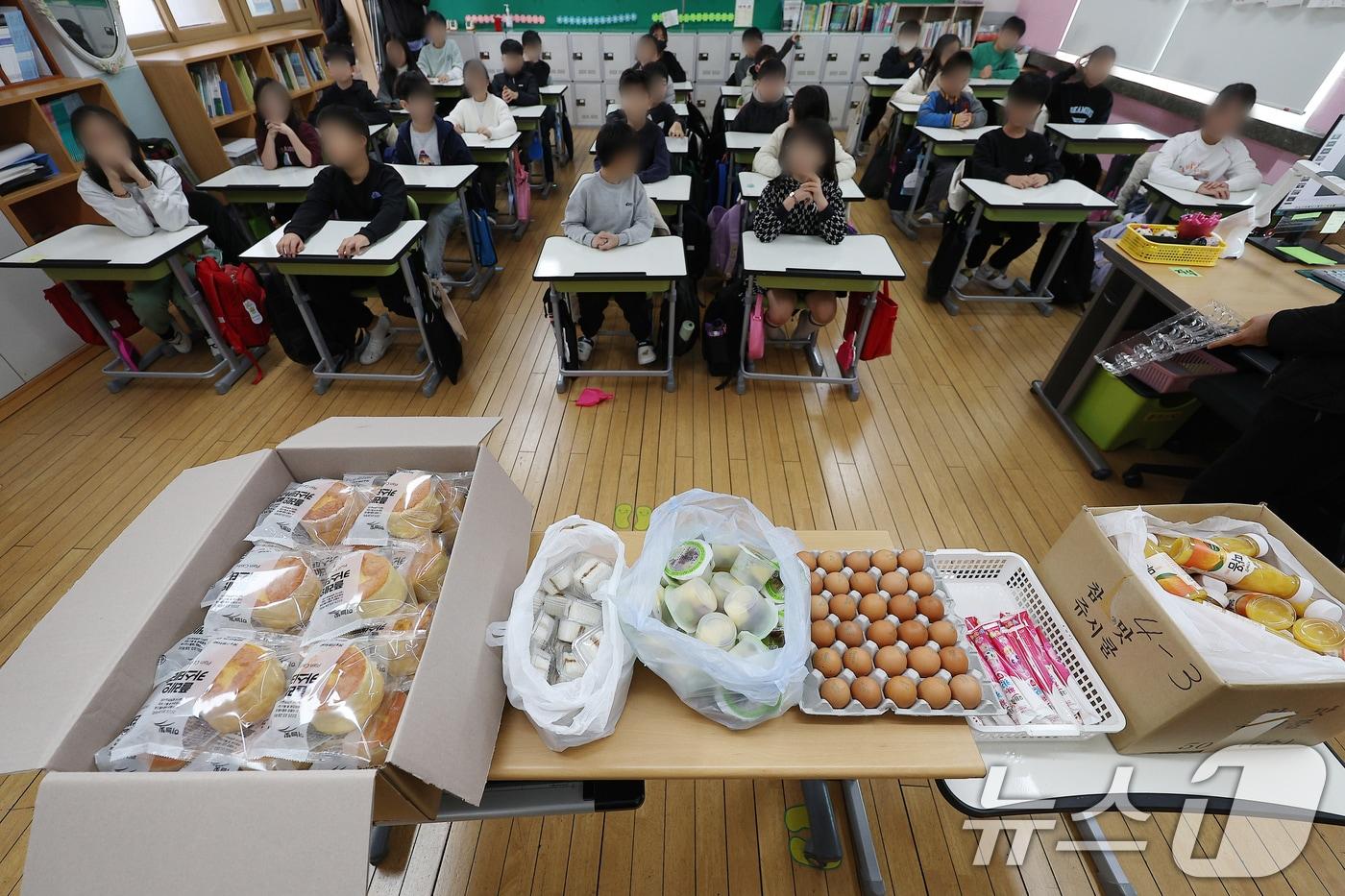 전국학교비정규직노동조합 대구지부와 대구학교비정규직연대회의&#40;대구학비연대회의&#41; 소속 노동자들이 총파업에 돌입한 21일 대구 시내 한 초등학교 교실에서 학생들이 대체급식으로 나온 빵·달걀·우유·음료 등으로 점심을 준비하고 있다. 2024.11.21/뉴스1 ⓒ News1 공정식 기자