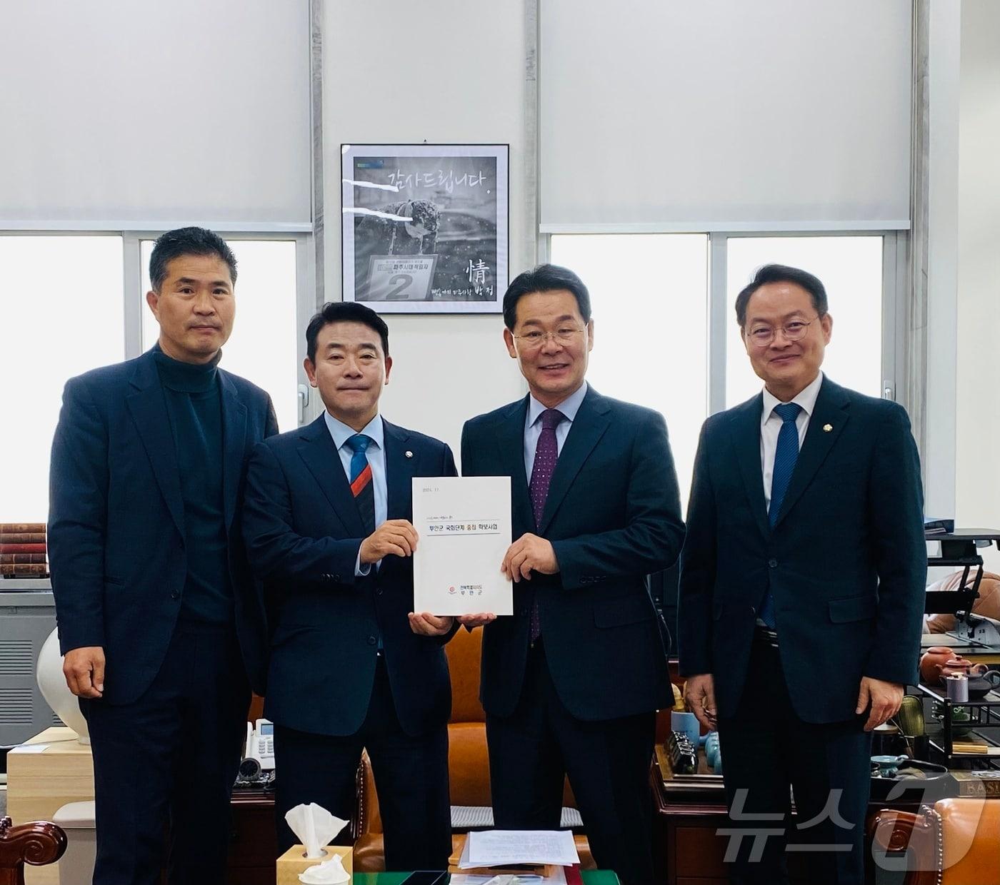 권익현 전북자치도 부안군수가 내년도 국가예산 확보를 위한 국회 설득 강행군을 이어가고 있다. 왼쪽부터 이원택 의원, 박정 예결위원장, 권 군수, 허영 예결위 간사&#40;부안군 제공&#41;2024.11.21/뉴스1