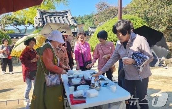  정읍시가 유네스코 세계유산으로 등재된 무성서원을 활용한 다양한 문화 프로그램을 진행해 호응을 얻고 있다. 방문객들이 다도체험을 하고 있다.&#40;정읍시 제공&#41;2024.11.21/뉴스1