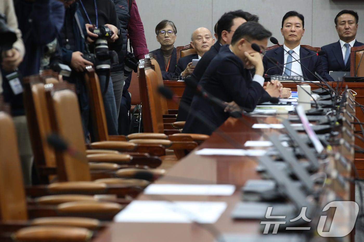 국민의힘 의원들이 21일 오후 서울 여의도 국회에서 열린 운영위원회 전체회의에서 대통령비서실과 국가안보실의 특활비 삭감을 포함한 예산안에 대한 표결을 앞두고 윤석열 정부에 대한 분풀이 예산 삭감이라며 퇴장해 자리가 비어 있다. 사진 맨 오른쪽 두번째는 전체회의에 출석한 김성훈 대통령경호처 차장.2024.11.21/뉴스1 ⓒ News1 이광호 기자