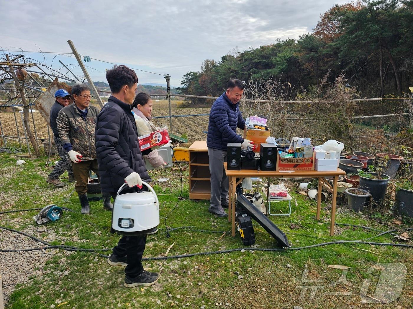 고창군 공음면 복지기동대&#40;대장 김대진&#41;가 21일 지역 내 주거환경이 열악한 저소득 이웃의 집을 찾아가 집수리 봉사활동을 펼치며 훈훈함을 전했다. 대원들이 집수리를 위해 임모 씨 세간살이를 옮기고 있다.&#40;고창군 제공&#41;2024.11.21/뉴스1 