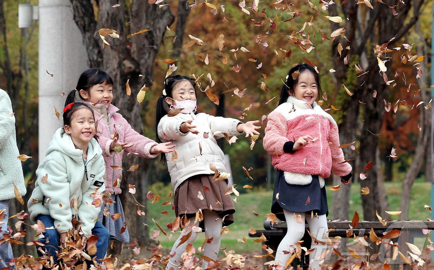 얼음이 얼기 시작한다는 소설을 하루 앞둔 21일 광주 북구 용봉동 전남대학교 정문 5·18소공원으로 야외활동 나온 북구청 직장어린이집 아이들이 알록달록 물든 낙엽을 가지고 동심을 만끽하고 있다.&#40;광주 북구 제공&#41;2024.11.21/뉴스1 ⓒ News1 박지현 기자