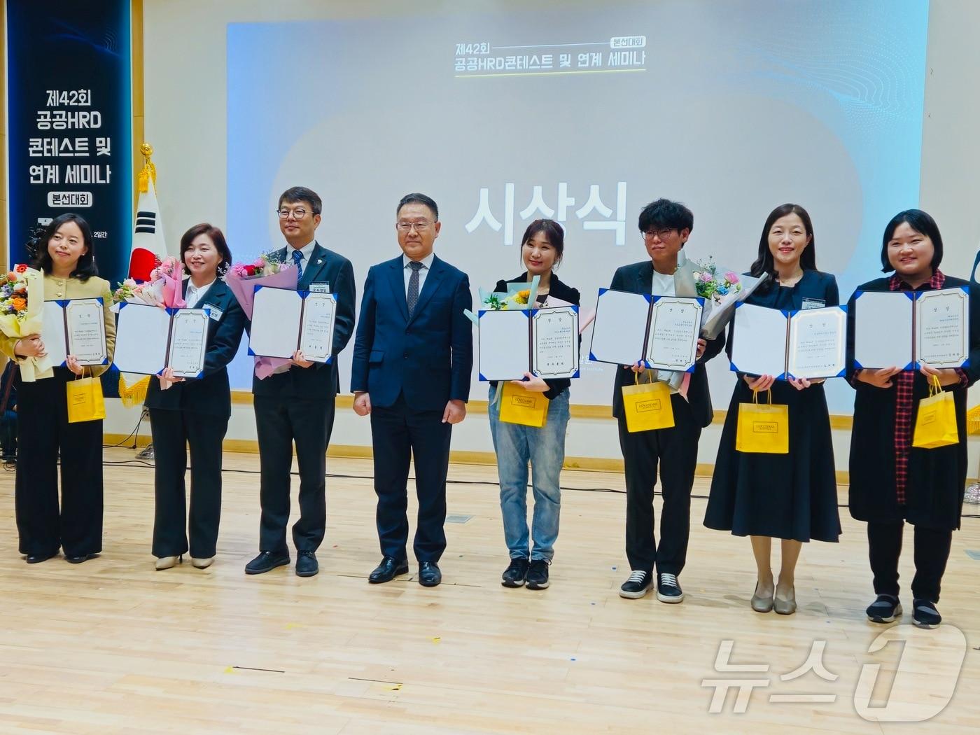 21일 제42회 공공HRD 콘테스트 수상자들이 기념촬영을 하고 있다. &#40;중소벤처기업진흥공단 제공&#41;