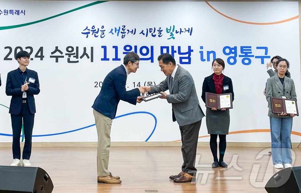 경희대 장영표&#40;왼쪽&#41; 창업모육센터장이 ‘2024년 수원시 모범 중소기업 및 창업 활성화 유공 표창’을 받았다.&#40;경희대 제공&#41;