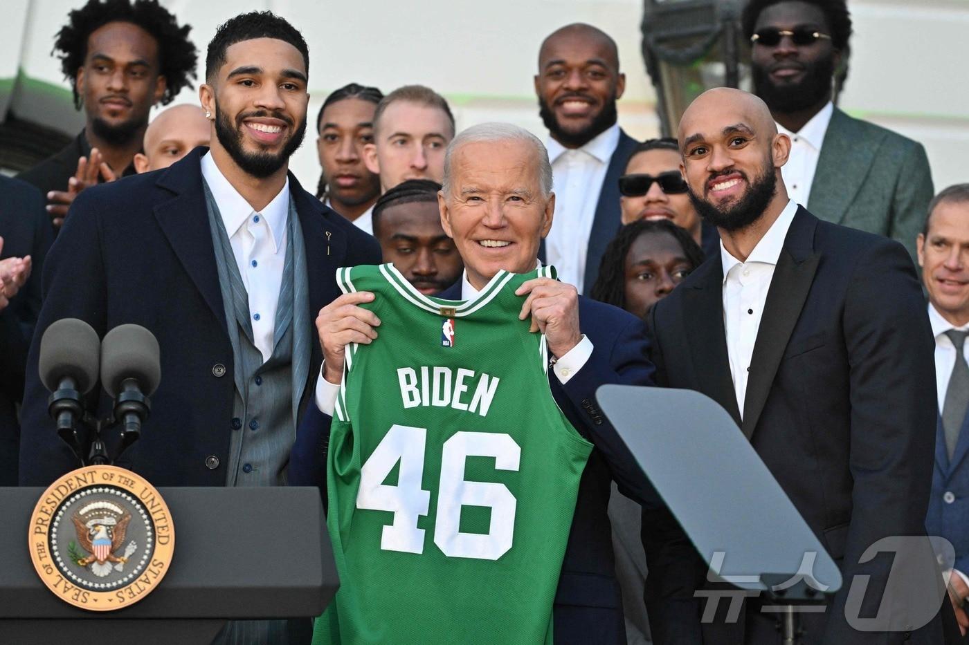 조 바이든 미국 대통령이 21일&#40;현지시간&#41; 워싱턴 백악관에서 2024 NBA 우승팀 보스턴 셀틱스 초청해 셔츠를 선물 받고 있다. 2024.11.22 ⓒ AFP=뉴스1 ⓒ News1 우동명 기자