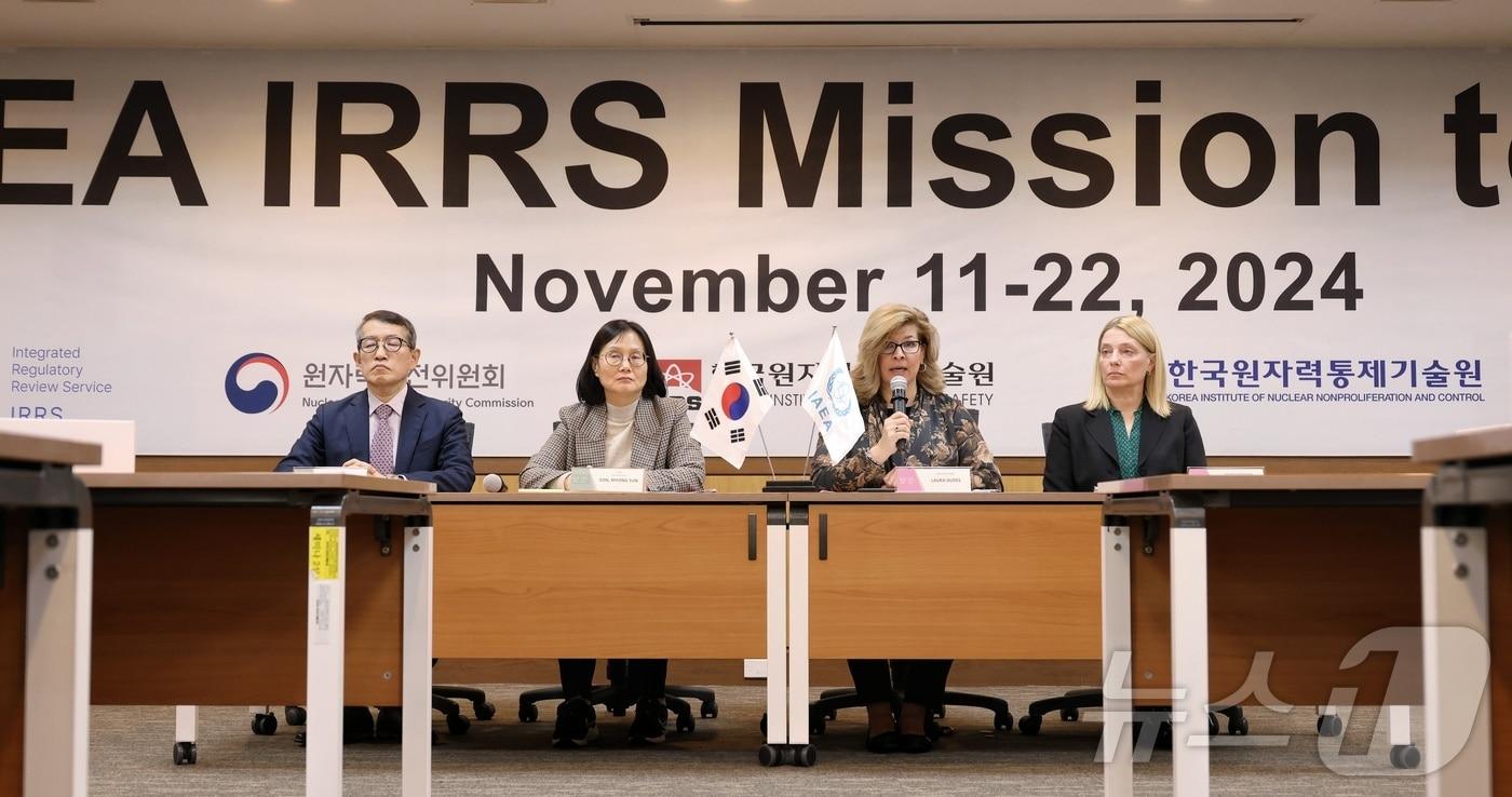 국제원자력기구&#40;IAEA&#41; 통합규제검토서비스&#40;IRRS&#41; 점검단이 11일부터 12일간 한국 원자력 및 방사선 안전규제 시스템에 대해 진행한 수검 결과를 설명하고 있다. 로라 듀즈 IRRS 점검단장&#40;오른쪽에서 두 번째&#41;과 안나 브래드포드 IAEA 디렉터&#40;맨 오른쪽&#41;가 기자들 질문에 답하는 모습. 한국 측에서는 IRRS 수검 기술 총괄을 맡은 손명선 원자력안전위원회 기획조정관&#40;왼쪽에서 두 번째&#41;과 황태석 한국원자력안전기술원 원장 직무대행&#40;맨 왼쪽&#41;이 참석했다. &#40;원자력안전위원회 제공&#41; 2024.11.22/뉴스1