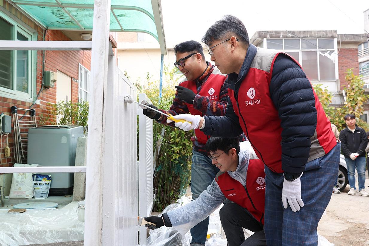 주영수 롯데건설 전략기획부문장과 임직원들이 ‘꿈과 희망의 러브하우스’ 봉사 활동을 하고 있다. /롯데건설 제공 