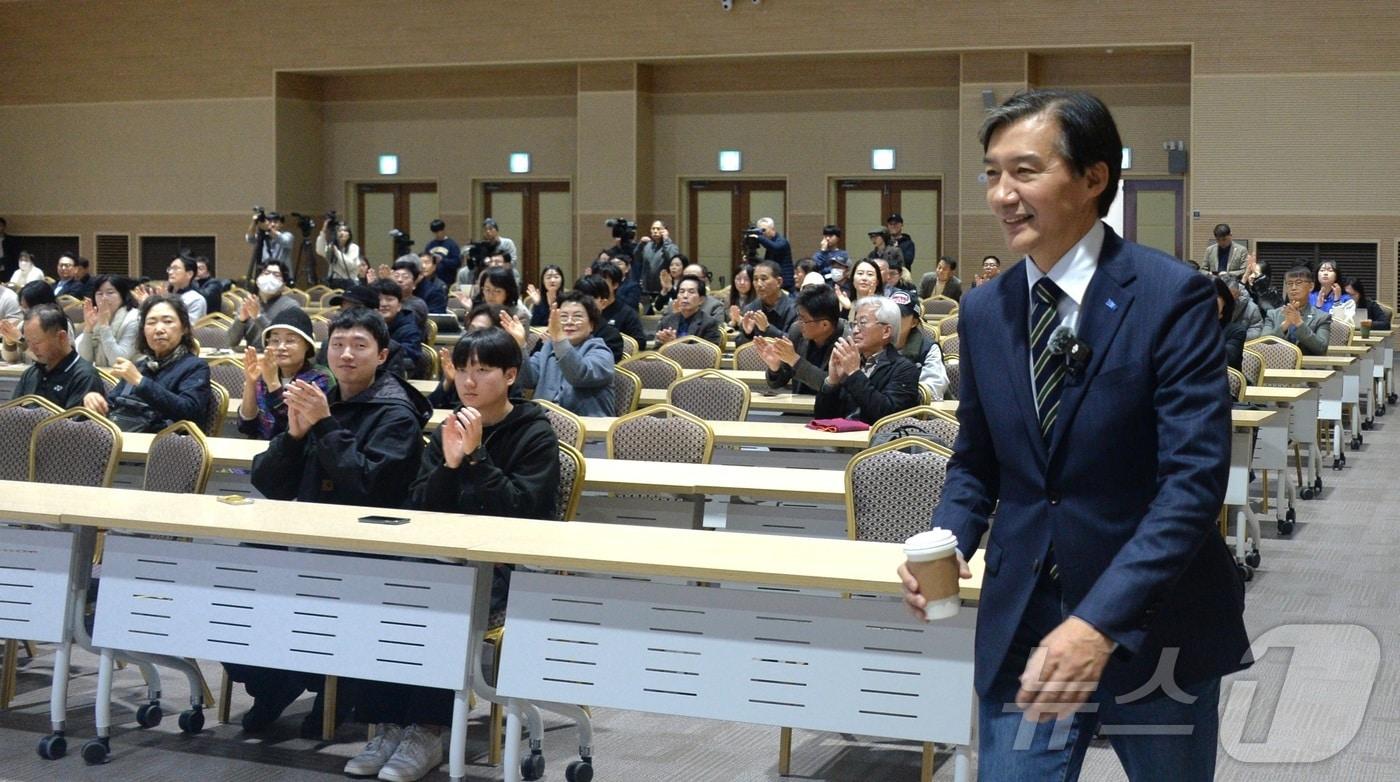 조국 조국혁신당 대표가 22일 전북자치도 전주시 전북대학교 컨벤션센터에서 열린 &#39;전북대학교 사회대학생회 초청 특별강연&#39;을 위해 단상으로 향하고 있다. 2024.11.22/뉴스1 ⓒ News1 유경석 기자