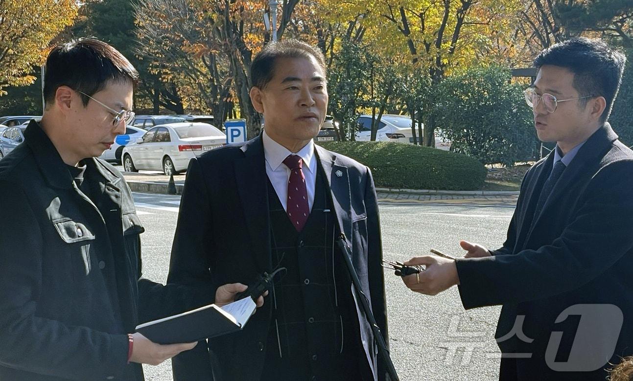 &#39;윤석열 대통령 부부 공천 개입 의혹&#39; 핵심 인물인 명태균 씨 측 변호인 남상권 변호사&#40;가운데&#41;가 22일 오후 명 씨의 검찰 소환 조사 입회에 앞서 취재진의 질문에 답하고 있다. 2024.11.22/뉴스1 강정태 기자