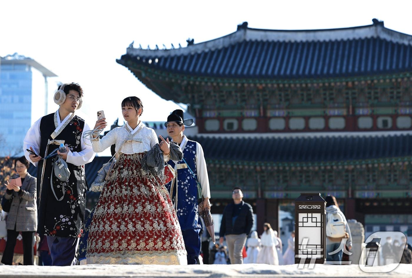 경복궁을 찾은 외국인 관광객들이 즐거운 시간을 보내고 있다. 2024.11.22/뉴스1 ⓒ News1 박정호 기자