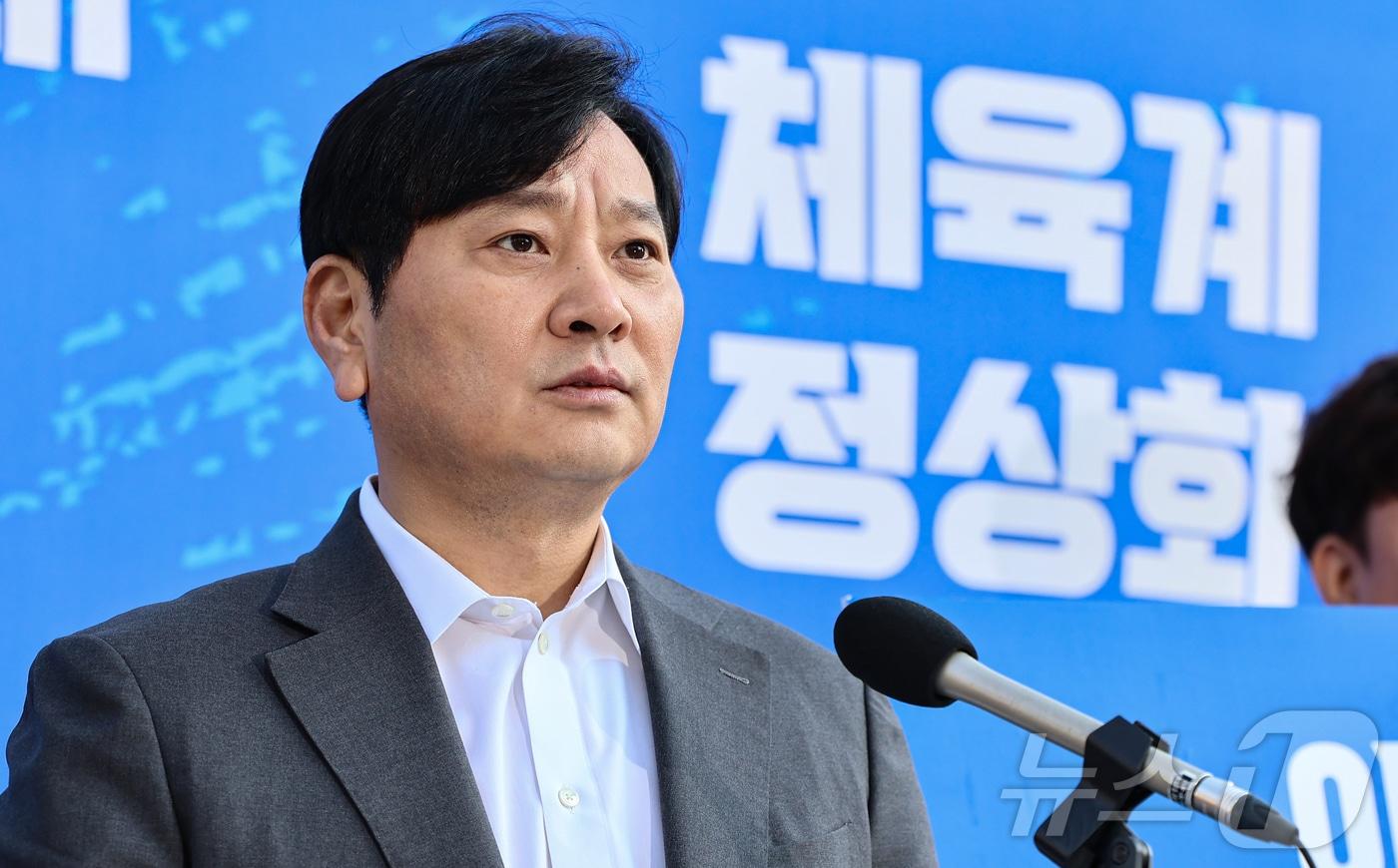 대한체육회장 선거에 출사표를 던진 박창범 전 대한우슈협회장이 22일 서울 송파구 대한체육회 앞에서 이기흥 회장의 선거 불출마를 촉구하는 기자회견을 하고 있다. 2024.11.22/뉴스1 ⓒ News1 김도우 기자