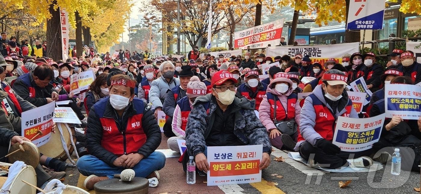 ‘양도소득세 감면 입법 추진 전국 초대형 수용지구 대책위원회 연합’이 지난 21일 국회소통관에서 양도소득세 감면을 요구하며 집회를 하고 있다.&#40;대책위 연합 제공&#41;