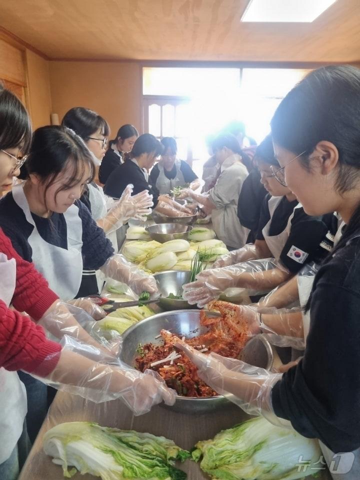 해남군 북평중학교 30여명의 학생들이 22일 동해마을 김치체험장에서 김치담그기 체험행사를 하고있다. &#40;북평중 제공&#41;/뉴스1 ⓒ News1 김태성 기자