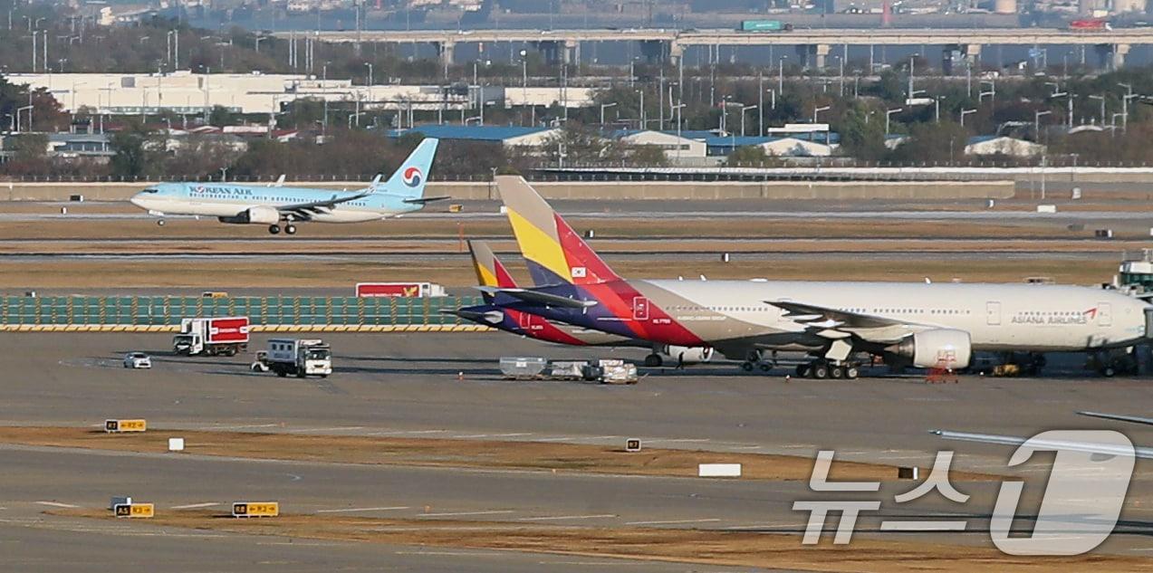  22일 오후 인천국제공항 계류장에 대한항공과 아시아나 비행기들이 계류해있다. 2024.11.22/뉴스1 ⓒ News1 이승배 기자