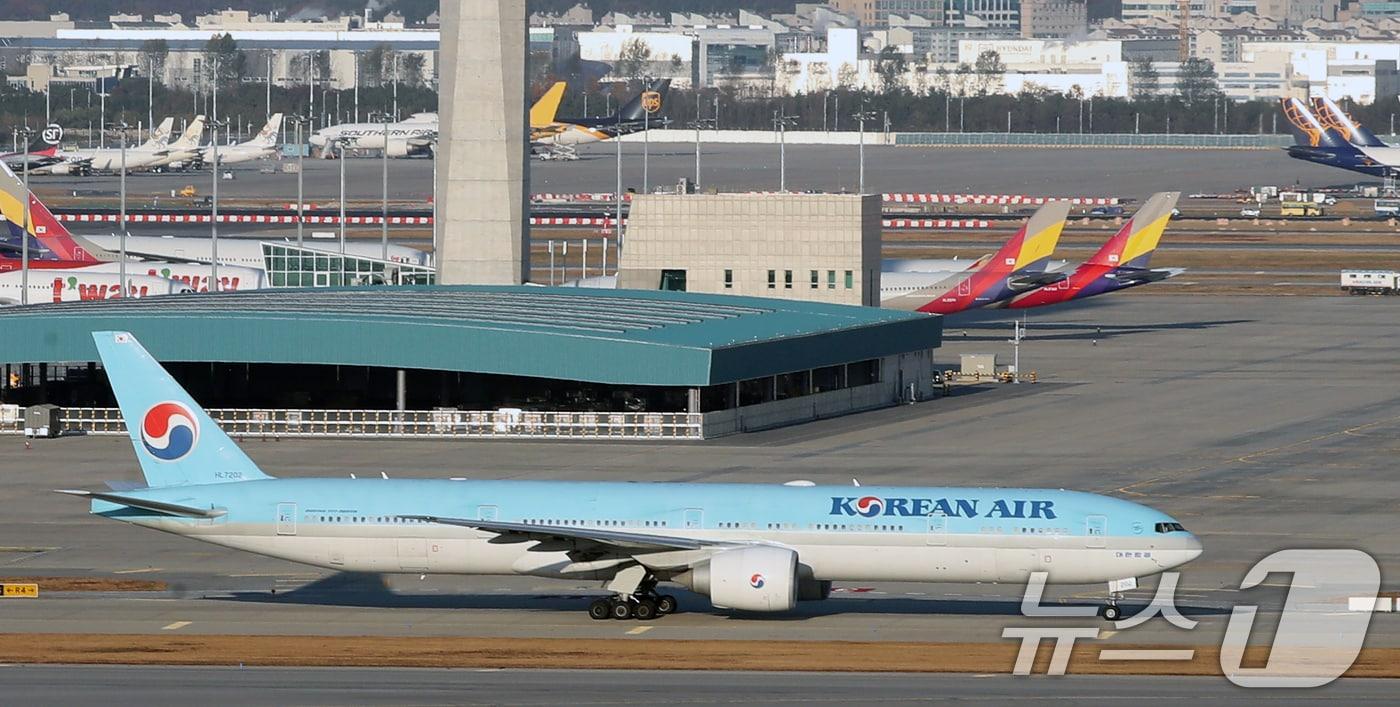 인천국제공항 계류장에 대한항공과 아시아나 비행기들이 계류해있다. 2024.11.22/뉴스1 ⓒ News1 이승배 기자