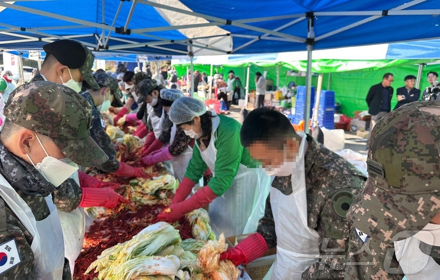 새마을운동 계룡지회 ‘사랑의 김장 나누기’ 행사 모습. &#40;계룡시 제공&#41; /뉴스1