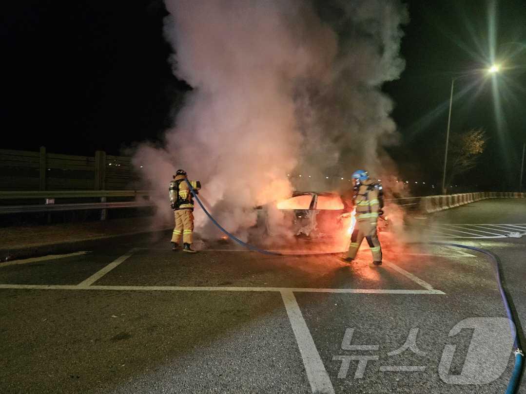 영동고속도로 월정 졸음쉼터 차량화재 현장.&#40;강원도소방본부 제공&#41; 2024.11.23/뉴스1