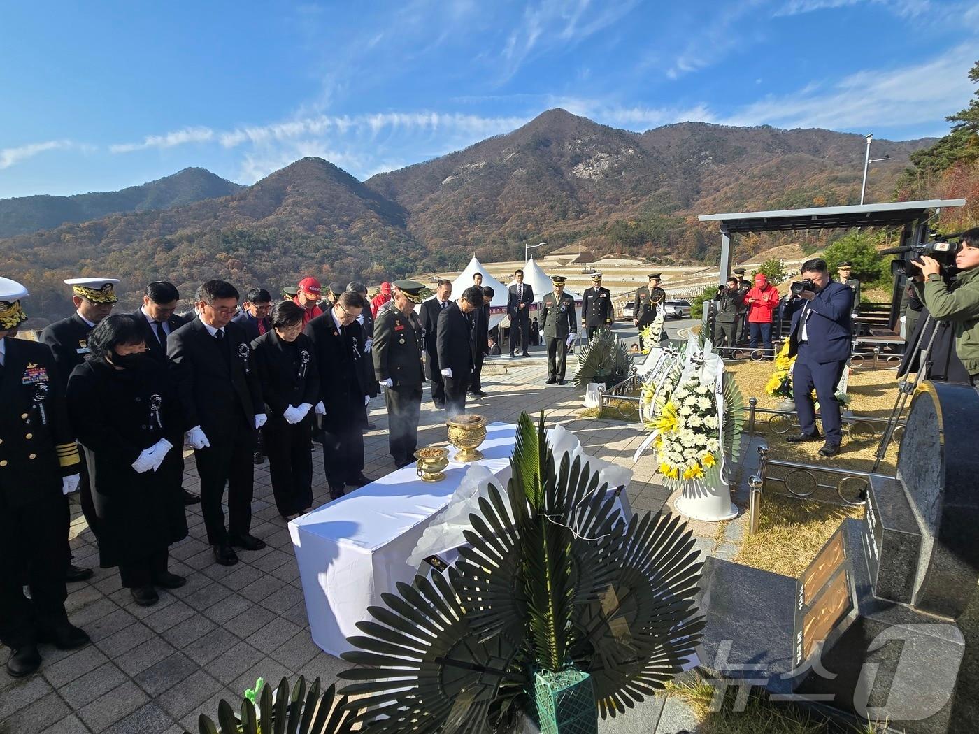 김계환 해병대사령관을 비롯한 주요 직위자들이 23일 국립대전현충원에서 열린 &#39;연평도 포격전 제14주년 전투영웅 추모 및 전승기념행사&#39;에서 연평도 포격전 전사자 묘역을 찾아 묵념을 하고 있다. &#40;해병대사령부 제공&#41; 2024.11.23/뉴스1