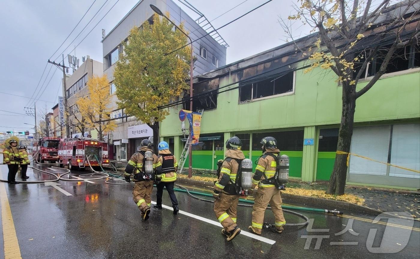 23일 오후 1시 7분쯤 경북 포항시 영일대북부시장 인근 상가에서 불이 나 소방당국이 소방차 5대 대원 51명을 투입해 50여 분만에 큰 불길을 잡고 잔불 정리 중이다. 2024.11.23/뉴스1 ⓒ News1 최창호 기자