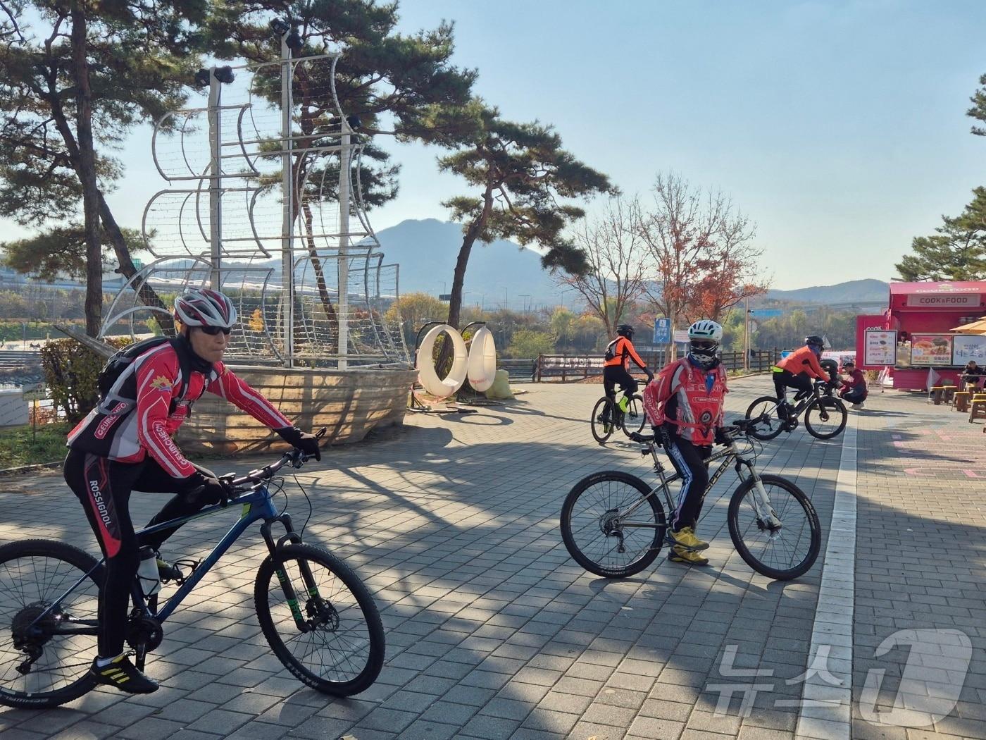 23일 낮 1시쯤 찾은 인천 계양구 아라뱃길&#40;계양아라온&#41;을 찾은 자전거 동호회원이 숨을 돌리고 있다. 2024.11.23.이시명기자/뉴스1