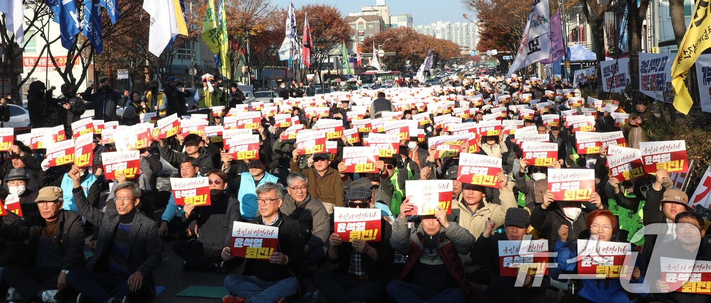 23일 전북자치도 전주시 모래내시장 사거리 일원에서 열린 &#39;윤석열퇴진 전북도민대회&#39; 참가자들이 구호를 외치고 있다. 2024.11.23/뉴스1 ⓒ News1 유경석 기자