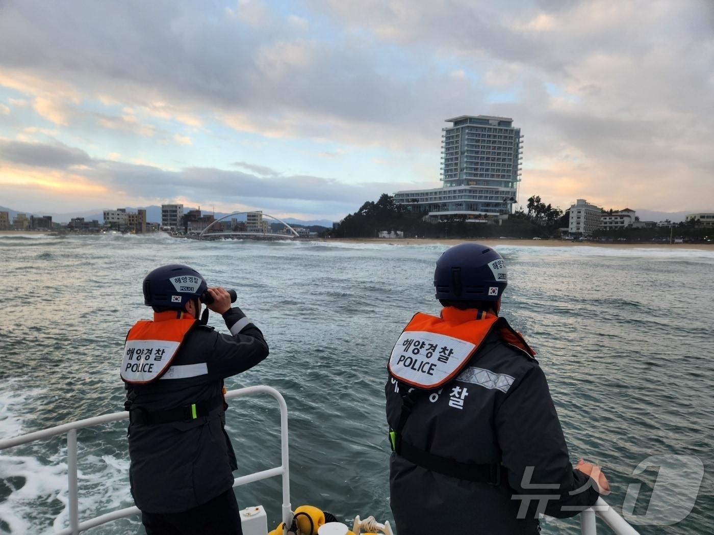 23일 새벽 강원 강릉시 강문동 경포해변에서 40대 여성이 바다에 빠져 실종된 가운데, 동해해경 소속 경찰관들이 해상 수색을 벌이고 있다.&#40;동해해경 제공&#41; 2024.11.23/뉴스1