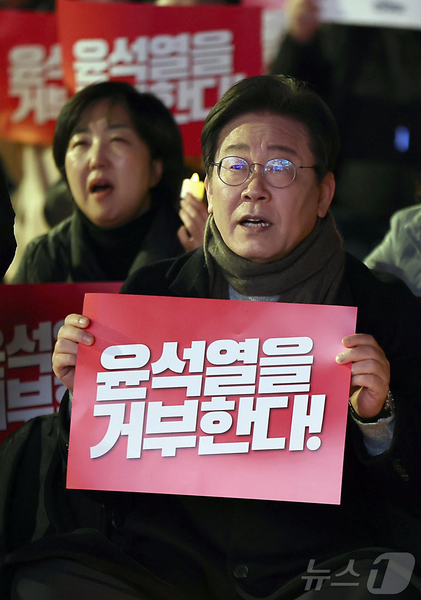 이재명 더불어민주당 대표가 23일 서울 광화문광장 앞 도로에서 열린 &#39;김건희·윤석열 국정농단 규탄·특검 촉구 제4차 국민행동의 날&#39;집회에서 구호를 외치고 있다. 2024.11.24/뉴스1 ⓒ News1 김도우 기자