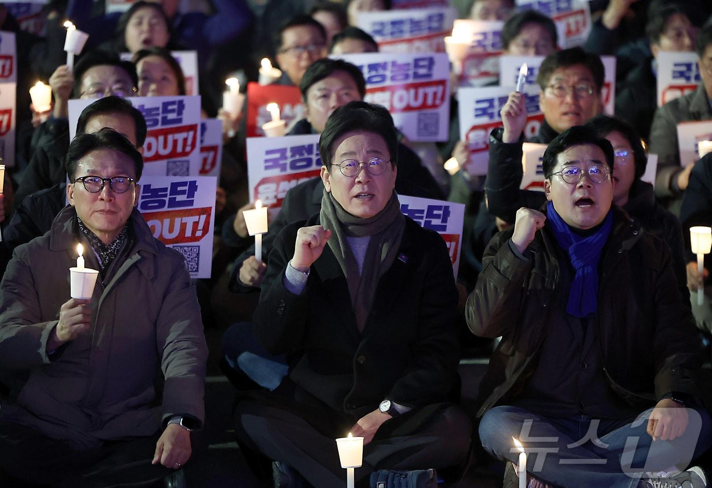 이재명 더불어민주당 대표&#40;가운데&#41;와 박찬대 원내대표, 김민석 최고위원이 23일 서울 광화문광장 앞 도로에서 열린 &#39;김건희·윤석열 국정농단 규탄·특검 촉구 제4차 국민행동의 날&#39;집회에서 구호를 외치고 있다. 2024.11.24/뉴스1 ⓒ News1 김도우 기자