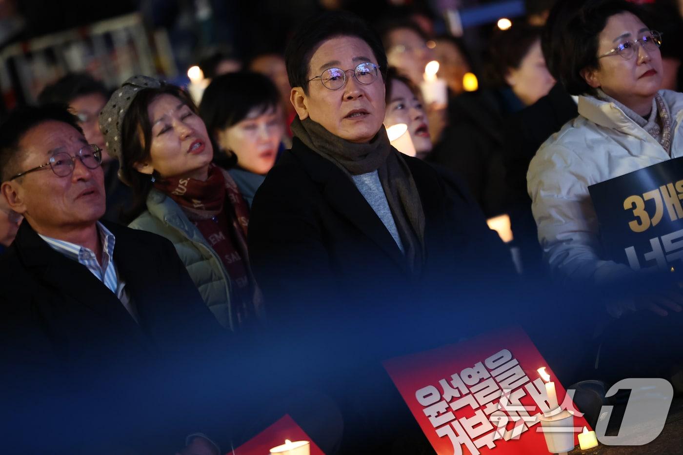 이재명 더불어민주당 대표가 23일 서울 광화문광장 앞 도로에서 열린 &#39;김건희·윤석열 국정농단 규탄·특검 촉구 제4차 국민행동의 날&#39;집회에 참석해 있다. 2024.11.23/뉴스1 ⓒ News1 김도우 기자