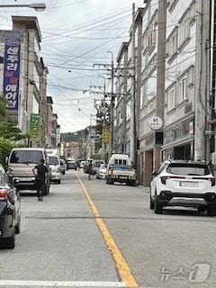  정읍시는 한국수력원자력 후원으로 밀알복지재단이 추진하는 ‘안심가로등 플러스 지원’ 공모사업에 선정돼 수성동 일대에 태양광 가로등을 설치한다. 수성동 일원 원룸촌&#40;정읍시 제공&#41;2024.11.24/뉴스1