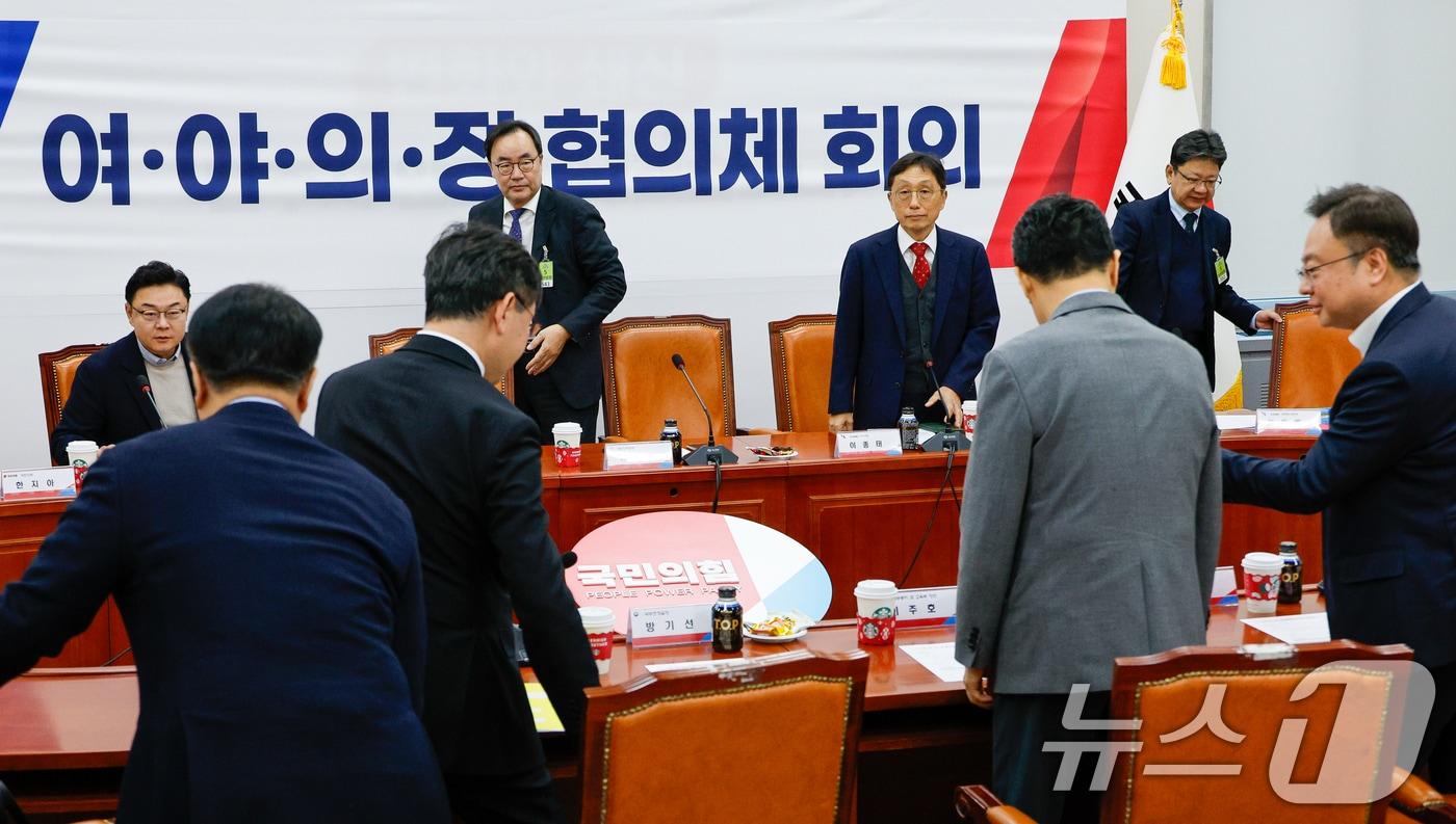 김성원 국민의힘 의원&#40;두번째줄 왼쪽부터 시계방향&#41;, 이진우 대한의학회장, 이종태 한국의과대학·의학전문대학원협회&#40;KAMC&#41; 이사장, 양은배 KAMC 정책연구원장, 조규홍 보건복지부 장관, 이주호 사회부총리 겸 교육부 장관, 성태윤 대통령실 정책실장, 방기선 국무조정실장이 24일 서울 여의도 국회에서 열린 여·야·의·정 협의체 3차 회의에 참석하고 있다. 2024.11.24/뉴스1 ⓒ News1 안은나 기자