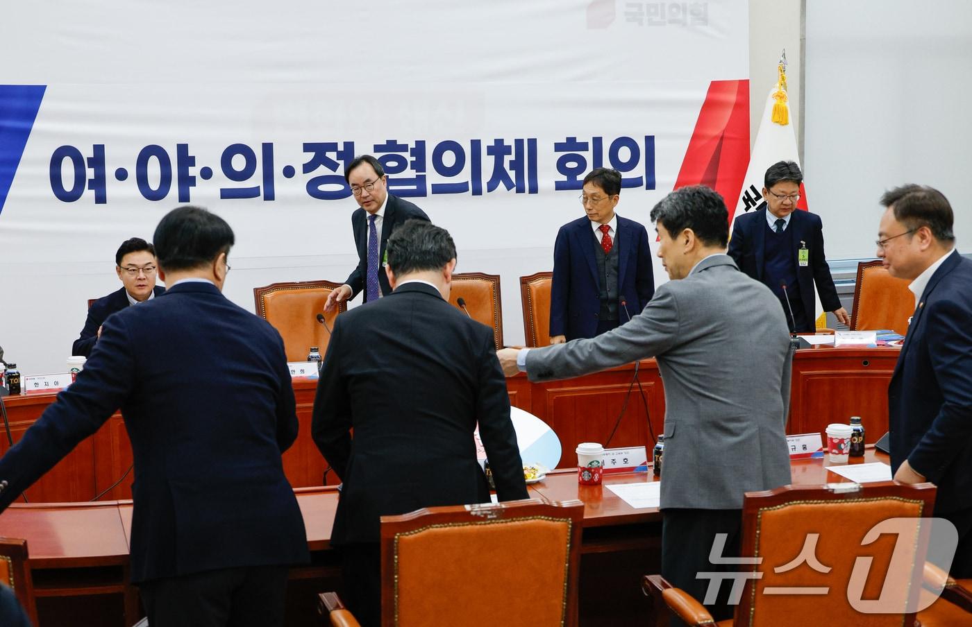 김성원 국민의힘 의원&#40;두번째줄 왼쪽부터 시계방향&#41;, 이진우 대한의학회장, 이종태 한국의과대학·의학전문대학원협회&#40;KAMC&#41; 이사장, 양은배 KAMC 정책연구원장, 조규홍 보건복지부 장관, 이주호 사회부총리 겸 교육부 장관, 성태윤 대통령실 정책실장, 방기선 국무조정실장이 24일 서울 여의도 국회에서 열린 여·야·의·정 협의체 3차 회의에 참석하고 있다. 2024.11.24/뉴스1 ⓒ News1 안은나 기자