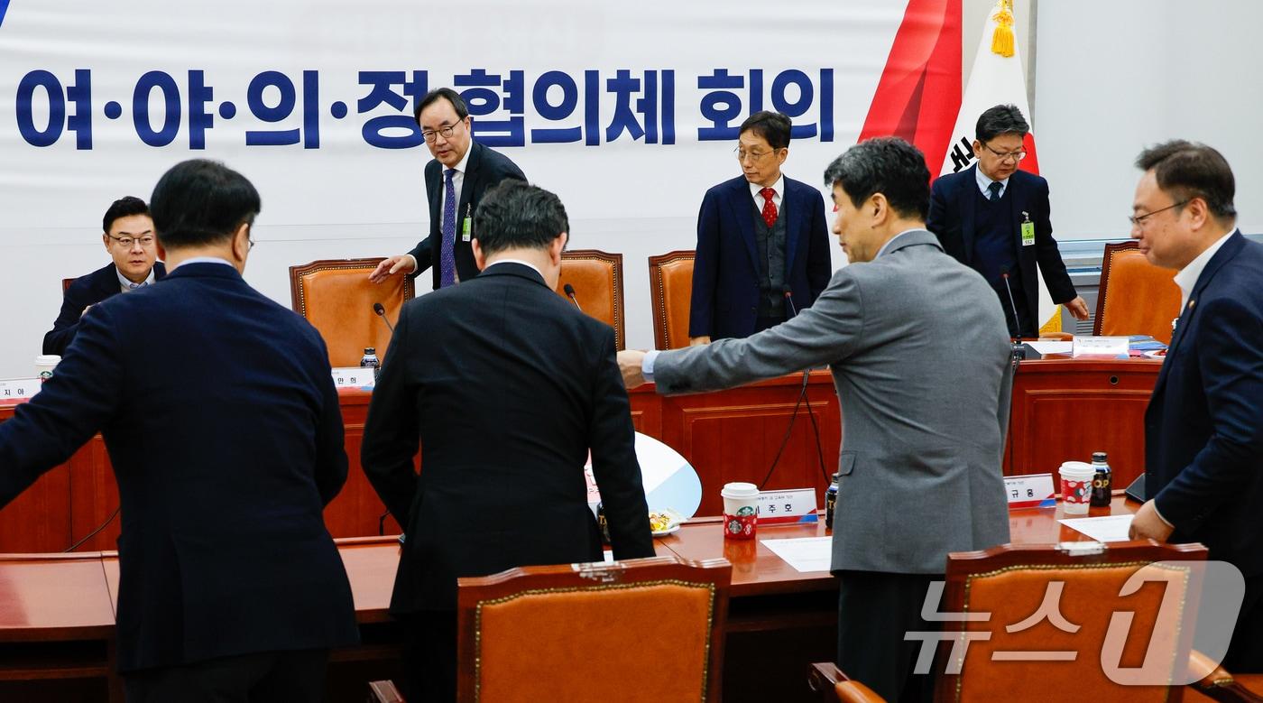 김성원 국민의힘 의원&#40;두번째줄 왼쪽부터 시계방향&#41;, 이진우 대한의학회장, 이종태 한국의과대학·의학전문대학원협회&#40;KAMC&#41; 이사장, 양은배 KAMC 정책연구원장, 조규홍 보건복지부 장관, 이주호 사회부총리 겸 교육부 장관, 성태윤 대통령실 정책실장, 방기선 국무조정실장이 24일 서울 여의도 국회에서 열린 여·야·의·정 협의체 3차 회의에 참석하고 있다. 2024.11.24/뉴스1 ⓒ News1 안은나 기자