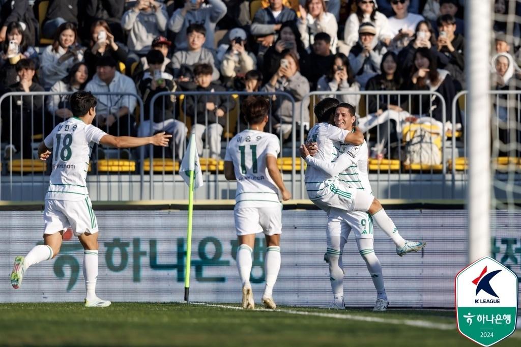 전북 현대 선수들이 24일 열린 하나은행 K리그1 2024 38라운드 광주FC와 원정 경기에서 후반 29분 티아고의 선제골이 터진 후 기뻐하고 있다. &#40;한국프로축구연맹 제공&#41;