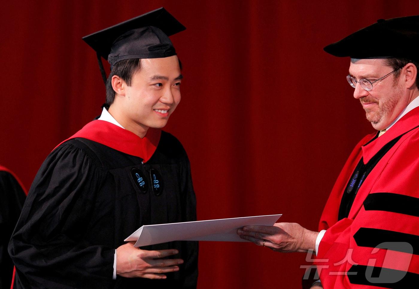 시진핑 중국 국가주석의 정적이었던 보시라이의 아들 보과과&#40;왼족&#41;가 지난 2012년 미국 하버드대 케네디 스쿨 석사 졸업장을 받고 있다. 2012.5.24 ⓒ 로이터=뉴스1 ⓒ News1 강민경 기자