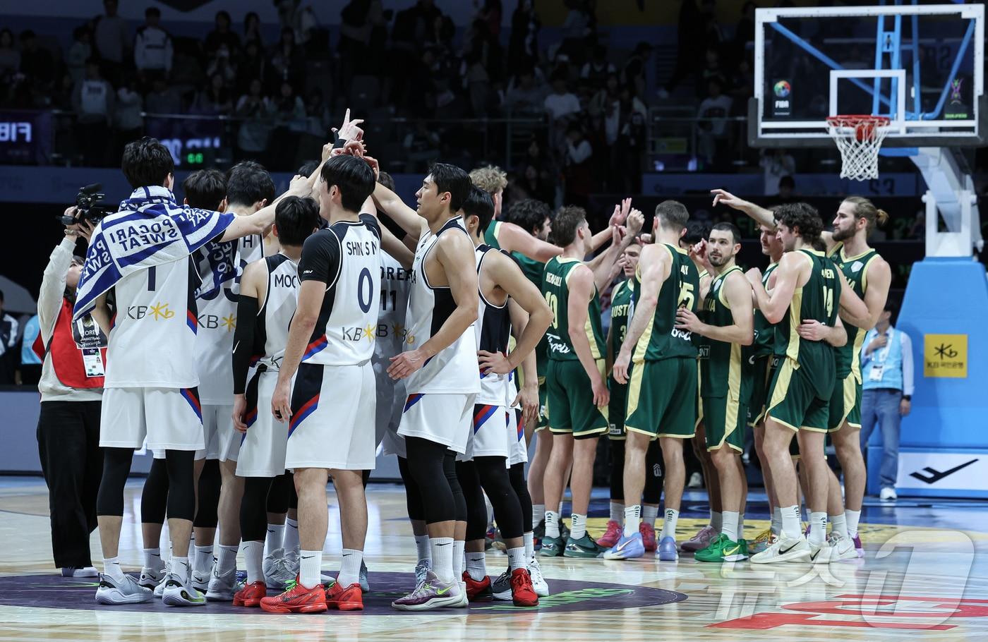 24일 오후 경기도 고양시 일산서구 고양소노아레나에서 열린  2025 국제농구연맹&#40;FIBA&#41; 아시아컵 예선 4차전 대한민국과 호주의 경기를 75대 98으로 패배한 대한민국 선수들이 서로 격려하고 있다. 2024.11.24/뉴스1 ⓒ News1 이재명 기자