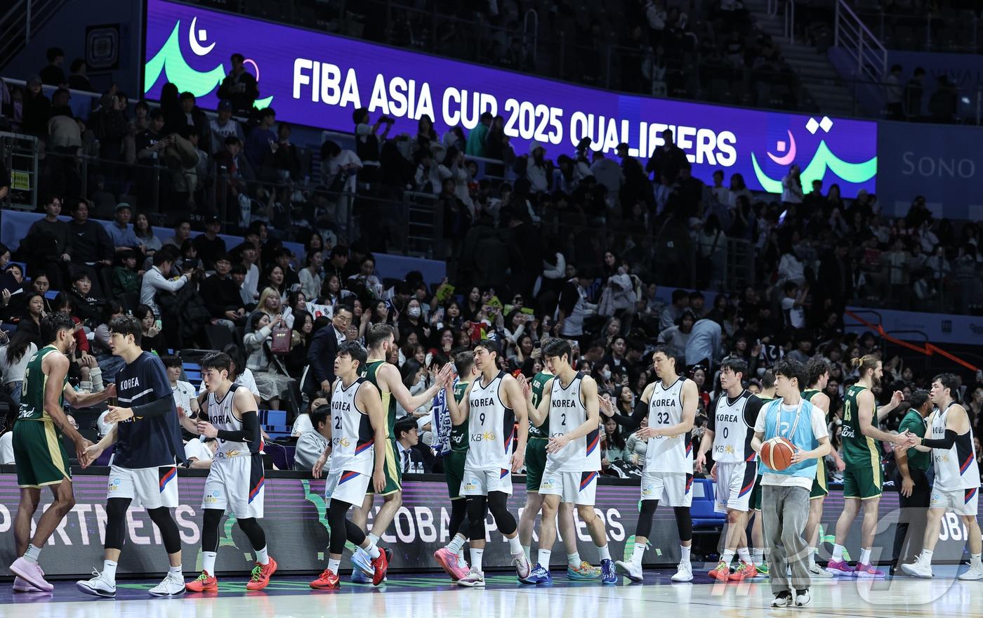 24일 오후 경기도 고양시 일산서구 고양소노아레나에서 열린  2025 국제농구연맹&#40;FIBA&#41; 아시아컵 예선 4차전 대한민국과 호주의 경기를 75대 98으로 패배한 대한민국 선수들이 호주 선수들과 인사하고 있다. 2024.11.24/뉴스1 ⓒ News1 이재명 기자