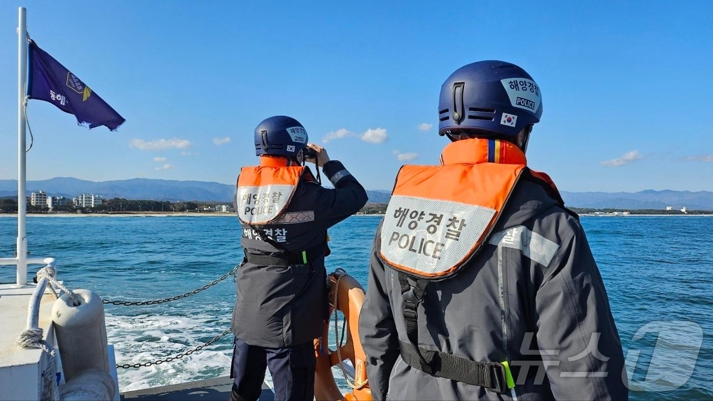 24일 강원 강릉 강문동 경포해변 앞에서 물에 빠진 40대 여성 수색하는 동해해경.&#40;동해해경 제공&#41;