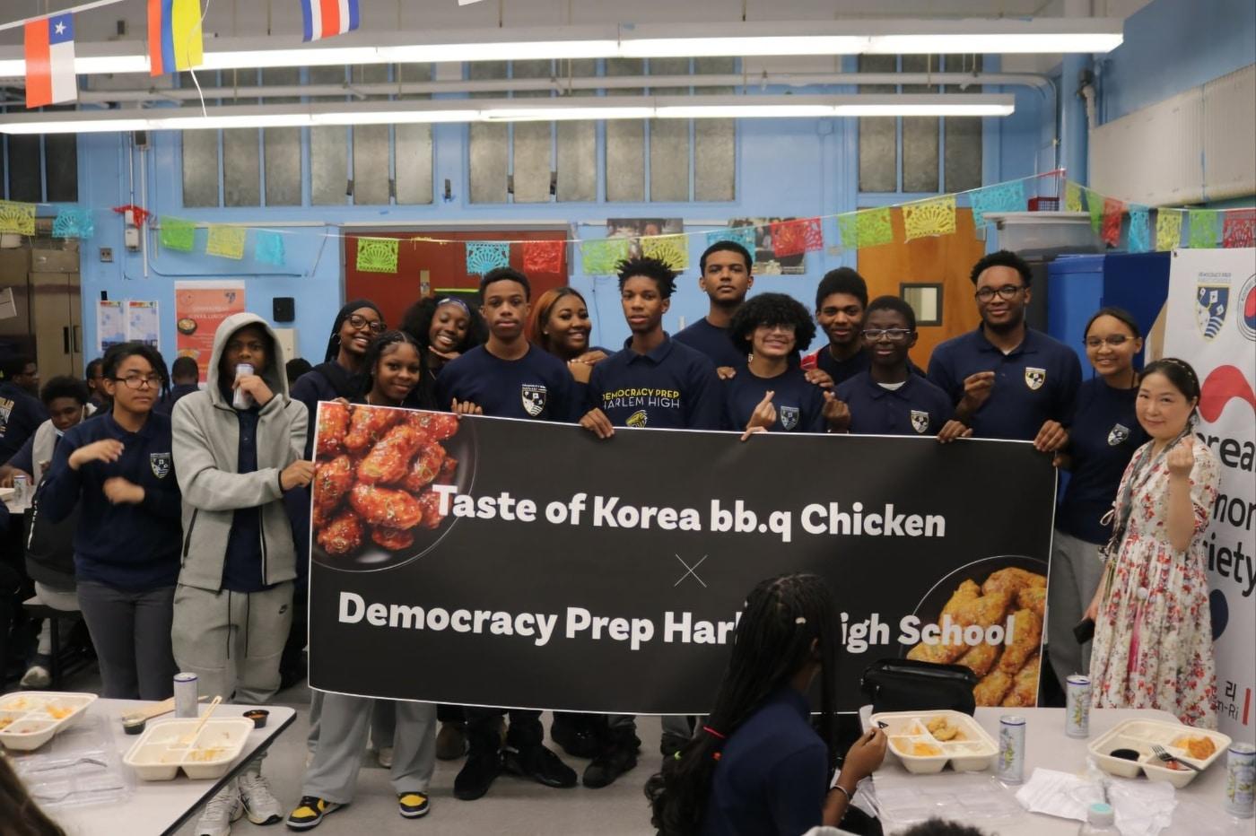 BBQ가 미국 뉴욕 맨해튼에 위치한 데모크라시 할렘 고등학교&#40;Democracy Harlem School&#41;에서 &#39;한국의 맛&#40;Taste of Korea&#41;&#39;을 주제로 한 일일 급식 행사를 진행했다.&#40;제너시스BBQ 제공&#41;