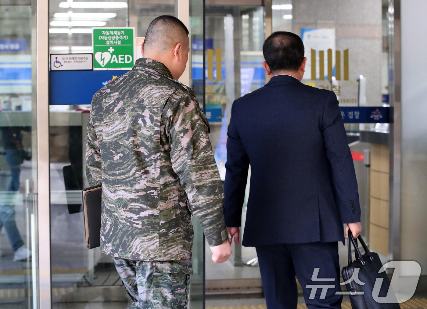 해병대 고&#40;故&#41; 채수근 상병 순직 당시 채 상병의 직속 대대장이었던 이용민 중령이 25일 오전 대구지검에 변호인과 함께 출석하고 있다. 2024.11.25/뉴스1 ⓒ News1 공정식 기자