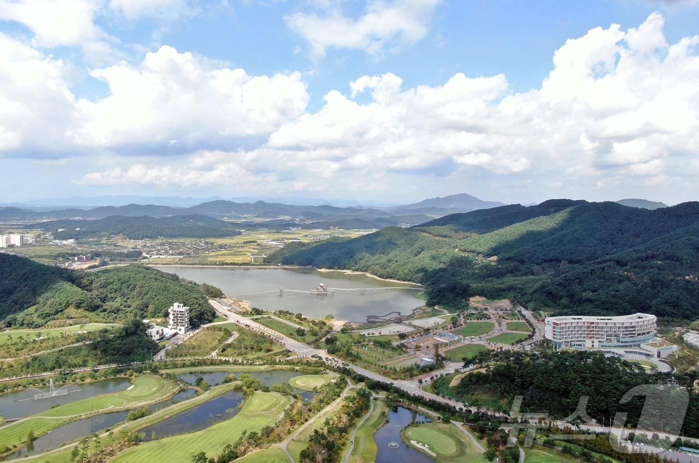  정읍시 내장산리조트 관광지가 민간 투자가 활기를 띠며 사계절 체류형 관광도시로의 도약하고 있다. 관광단지 내 내장산골프장과 용산호수 전경&#40;정읍시 제공&#41;2024.11.25/뉴스1