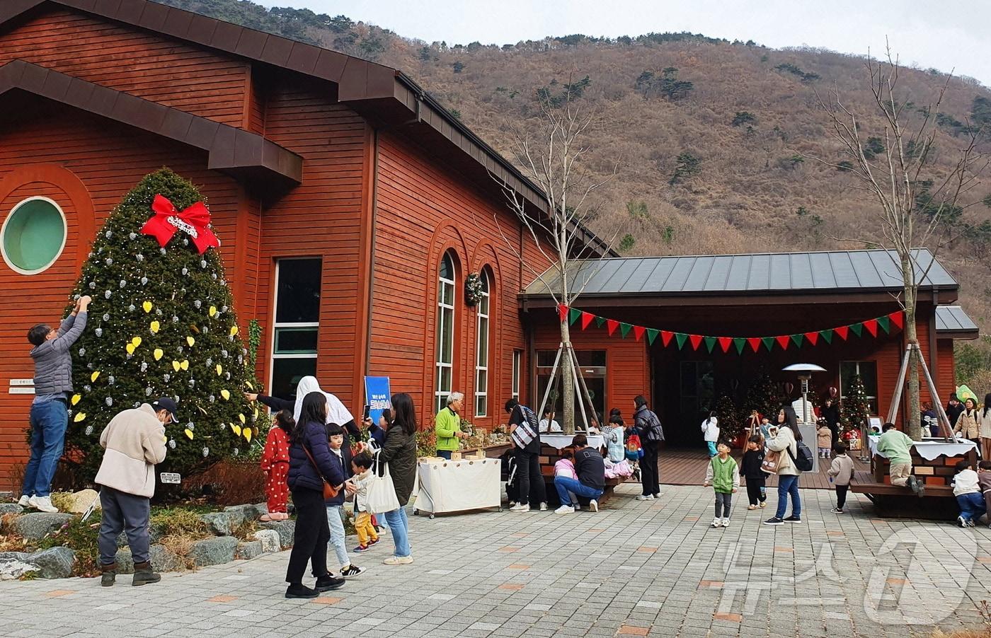 월아산 숲속의 진주 겨울 축제 장면&#40;진주시 제공&#41;.