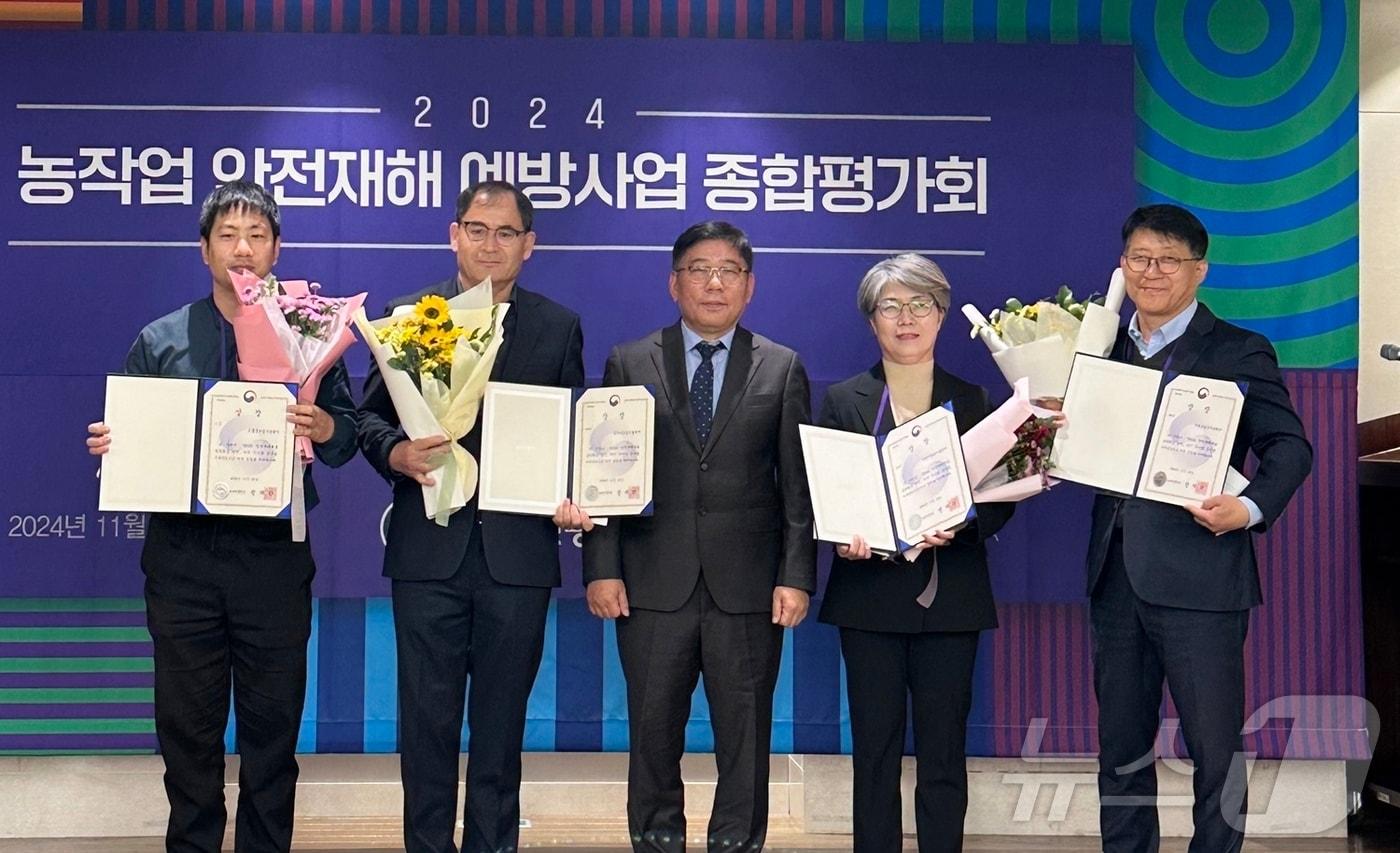  정읍시 농업기술센터가 ‘2024 농작업 안전재해 종합평가회’에서 ‘농작업 안전재해예방 성과확산 경진’ 부문 최우수상을 수상하며 기관표창을 받았다.&#40;정읍시 제공&#41;2024.11.25/뉴스1